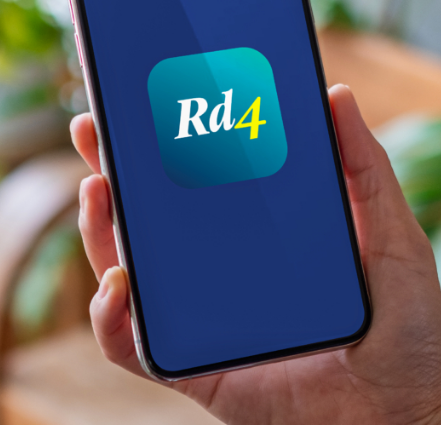 Logo Rd4 donkergoene achtergrond met witte letters Rd en groen cijfer 4